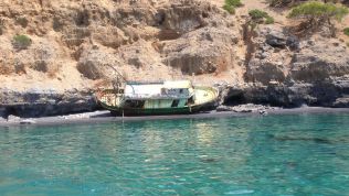 Flüchtlingsboot an der Küste Griechenlands
