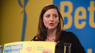 Cécile Bonnet-Weidhofer stellt sich den Delegierten des Bundesparteitags vor