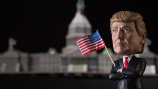 Donald-Trump-Wackelkopfpuppe vor dem Weißen Haus