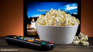 Popcorn vor Fernseher