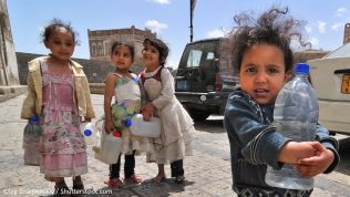 Kinder im Jemen suchen nach Trinkwasser. Symbolbild: Oleg Znamenskiy / Shutterstock.com