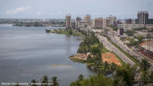 Die ivorische Großstadt Abidjan. Bild: Roman Yanushevsky / Shutterstock.com