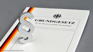 Sabine Leutheusser-Schnarrenberger ruft zum Schutz der Werte des Grundgesetzes auf. Bild: nitpicker / Shutterstock.com