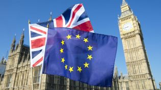 EU-GB-Flagge vor Big Ben