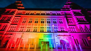 FDP-Bundesgeschäftsstelle in Regenbogen-Beleuchtung