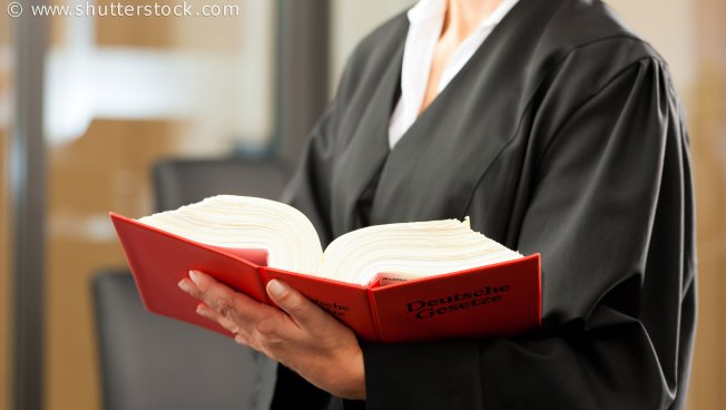 Juristin mit Gesetzesbuch