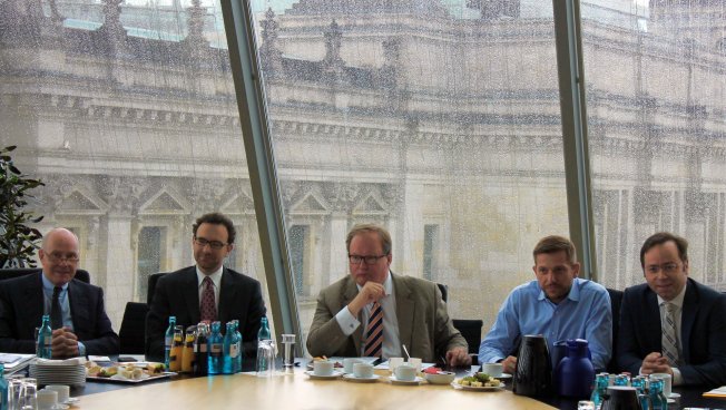 Manfred Eisenbach, Dr. Juli Minoves, Hans van Baalen, Emile Kirjas und Patrick Meinhardt im Bundestag