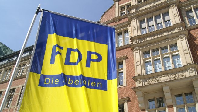 FDP-Flagge vor dem Thomas-Dehler-Haus