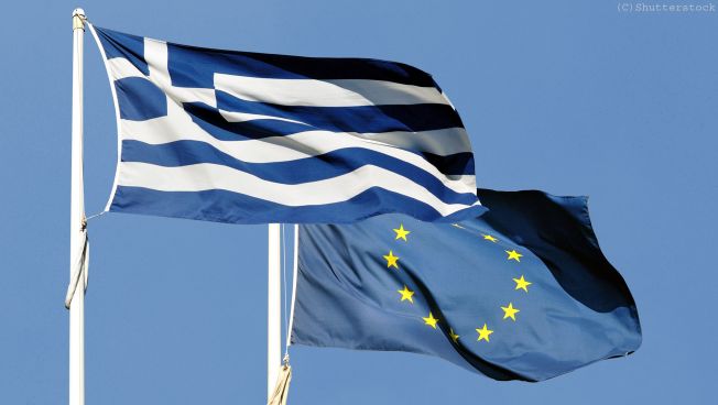 Flaggen der EU und Griechlands