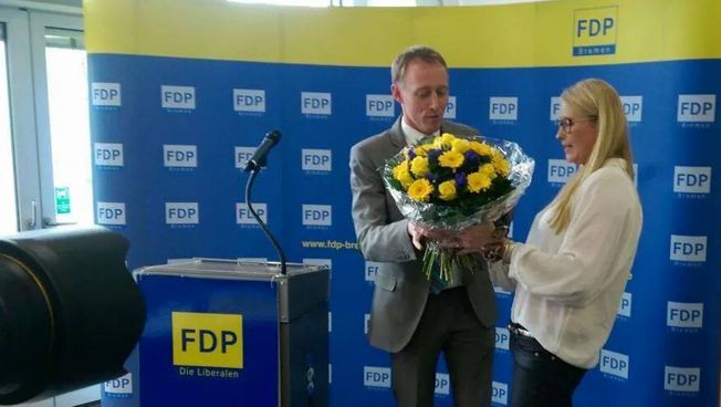 Hauke Hilz gratuliert Lencke Wischhusen zu ihrer Wahl