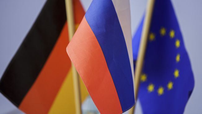 Deutsche, russische und europäische Flagge