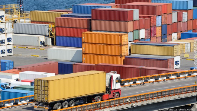 Containerhafen und Lastwagen
