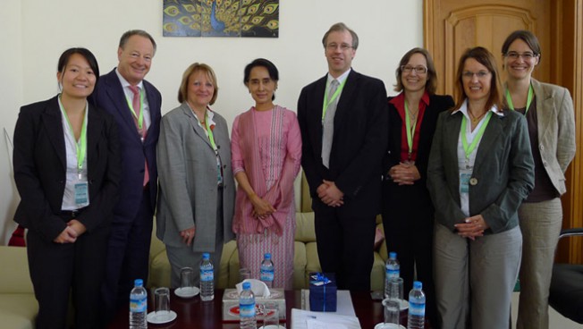 Sabine Leutheusser-Schnarrenberger und Aung San Suu Kyi mit der Delegation in Nay Pyi Daw. Bild: Freiheit.org