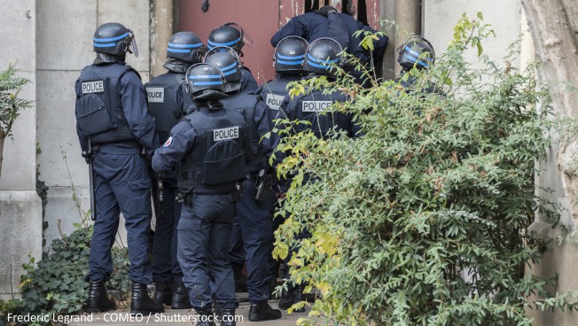 Polizeikräfte suchen die Drahtzieher der Paris-Anschläge. Bild: Frederic Legrand - COMEO / Shutterstock.com