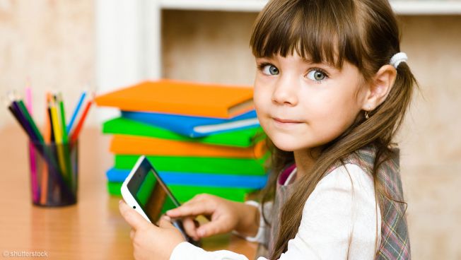 Kind mit Tablet im Klassenzimmer / Quelle: Shutterstock