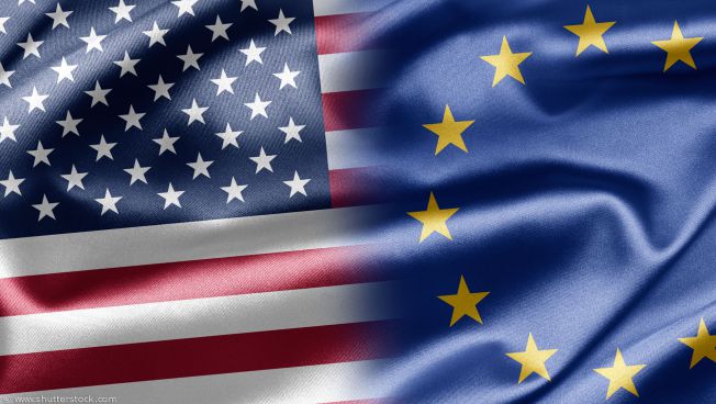 US-Flagge und europäische Flagge