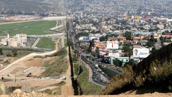 Blick auf die Grenze zwischen den USA und Mexiko