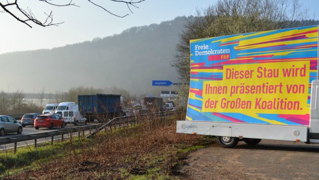 Die Freien Demokraten haben mit einer Stau-Aktion auf die Infrastrukturprobleme im Saarland aufmerksam gemacht