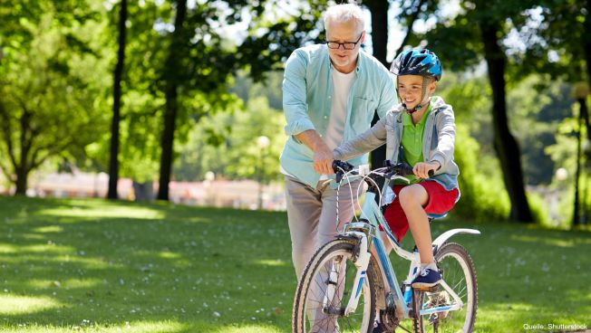 Rentner mit Kind auf Fahrrad