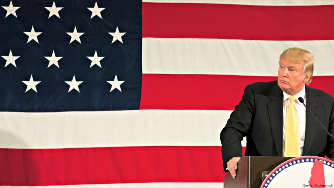 Donald Trump vor einer amerikanischen Flagge