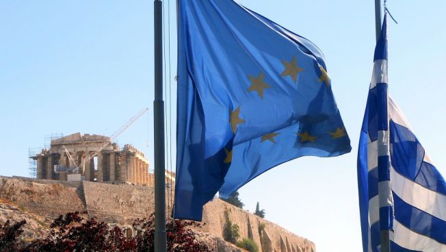 EU-Flagge und griechische Flagge vor der Akropolis