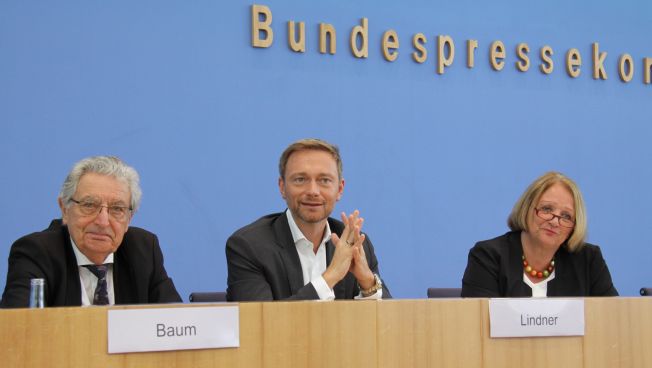 Gerhart Baum, Christian Lindner und Sabine Leutheusser-Schnarrenberger vor der Bundespressekonferenz