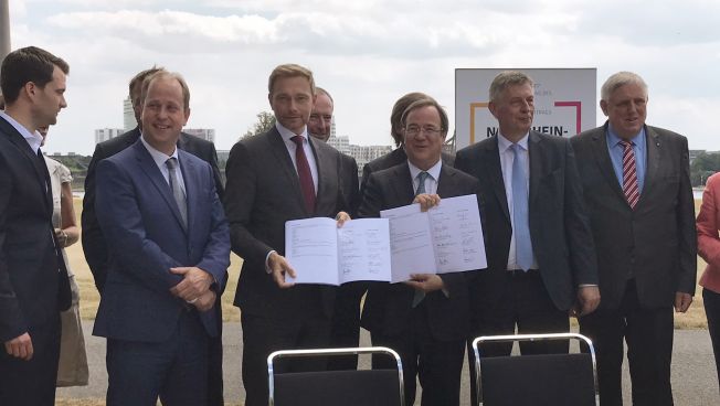 CDU und FDP nach Unterzeichnung des Vertrages