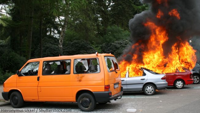Brennende Autos in Hamburg. Bild: Hieronymus Ukkel / Shutterstock.com