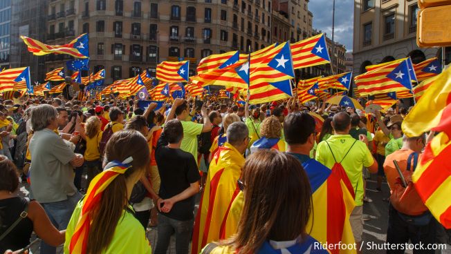 Demonstranten marschieren für die Unabhängigkeit Kataloniens. Bild: Riderfoot / Shutterstock.com