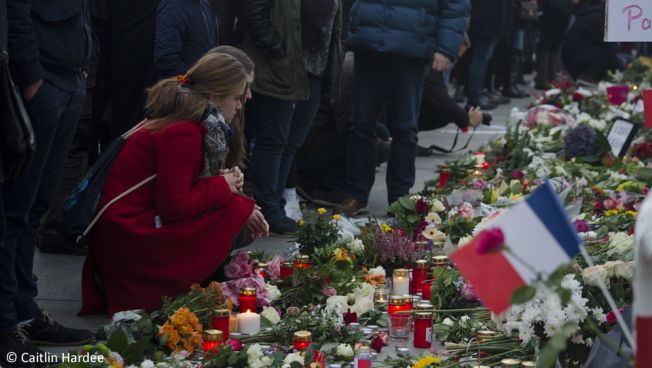 Berlin gedenkt den Opfern der Terroranschläge in Paris. Bild: Caitlin Hardee