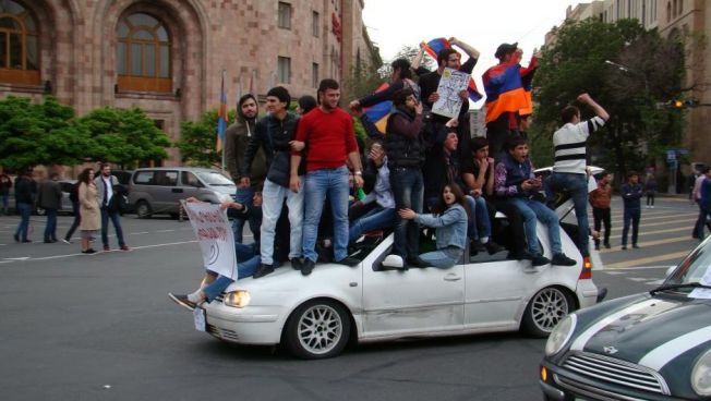 Junge Demonstranten in Armenien. Bild: Stiftung für die Freiheit