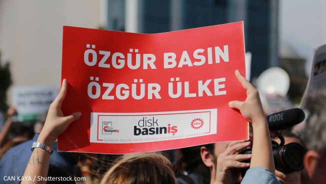 Demonstranten reagierien auf den Fall Cumhuriyet mit Forderungen nach einer freien Presse. Bild: CAN KAYA / Shutterstock.com