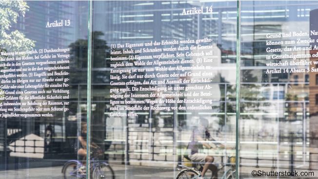 Grundgesetz-Tafeln vor dem Reichstag
