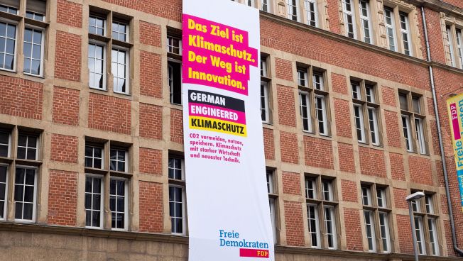 Plakat am Hans-Dietrich-Genscher-Haus