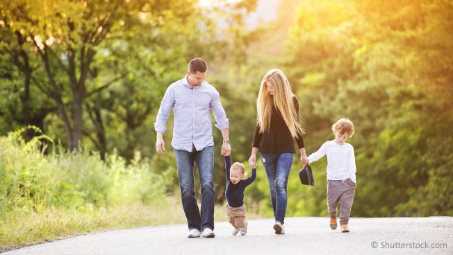 Familie mit zwei Kindern bei Spaziergang