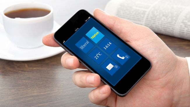 Smartphone in Hand mit liberalen Apps auf dem Display