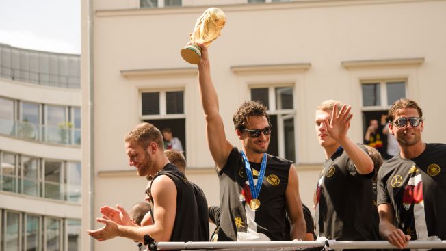Die DFB-Helden mit dem Weltpokal in Berlin. Bild: Caitlin Hardee