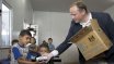Entwicklungsminister Dirk Niebel verteilt Kekse an Kinder im Flüchtlingslager Domiz im Irak