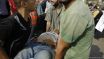 Protestierende Ägypter tragen verletzten Mann