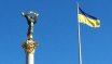Ukrainische Nationalfahne mit Statue